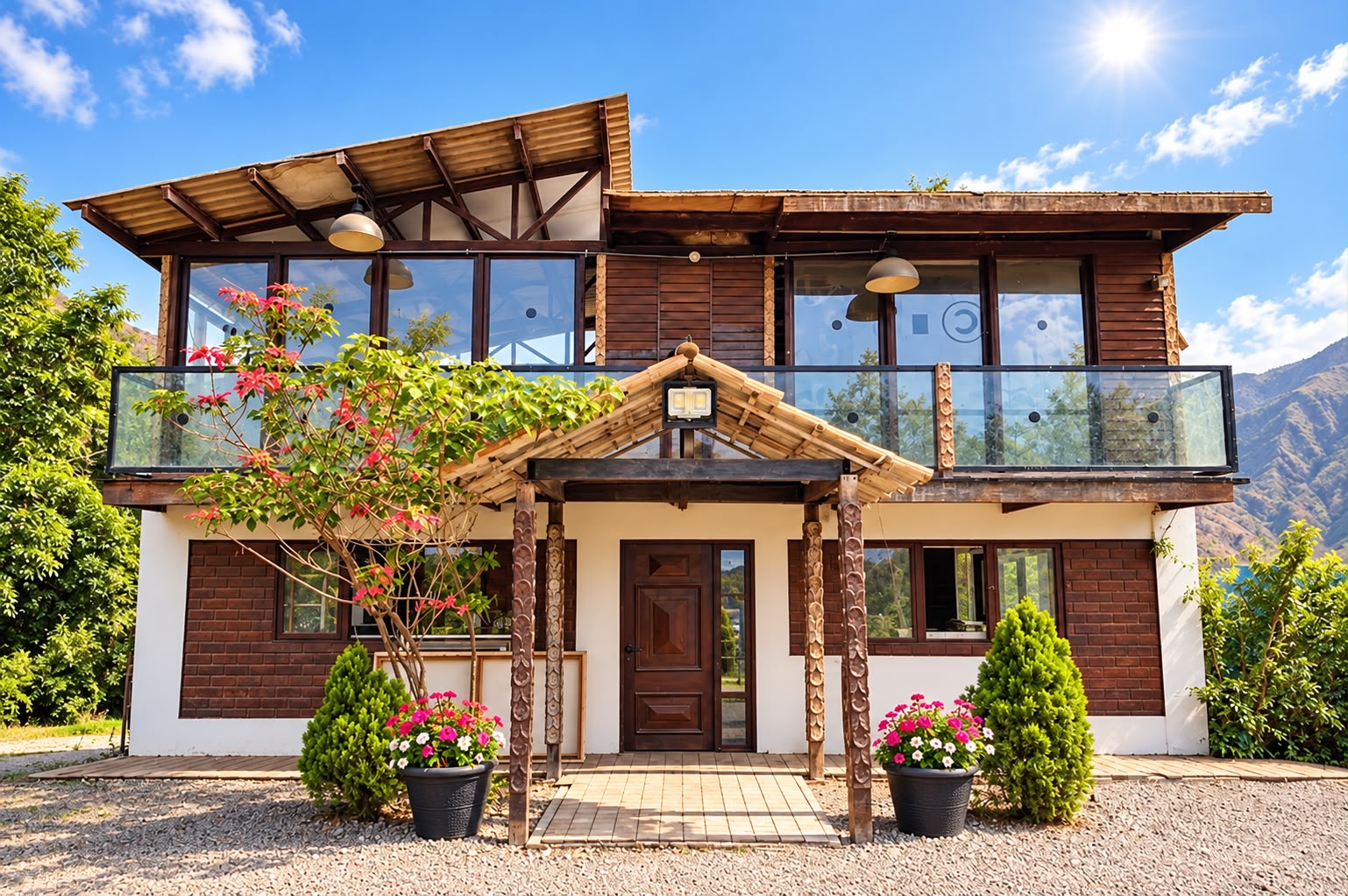 Casa principal de Villa Marvalle con balconería acristalada, terrazas abiertas y jardines