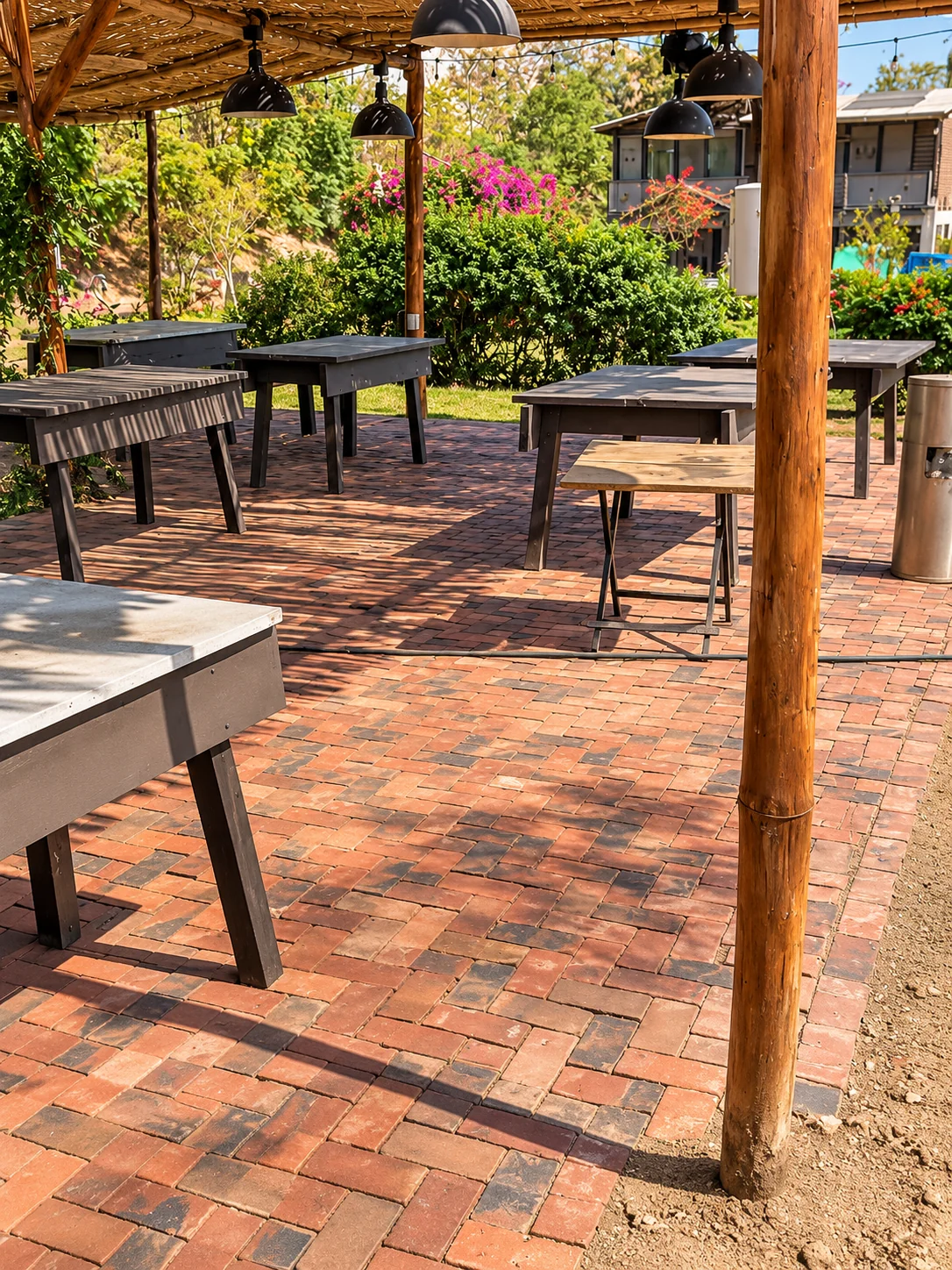 Mesa de comedor campestre bajo pérgola rústica de madera