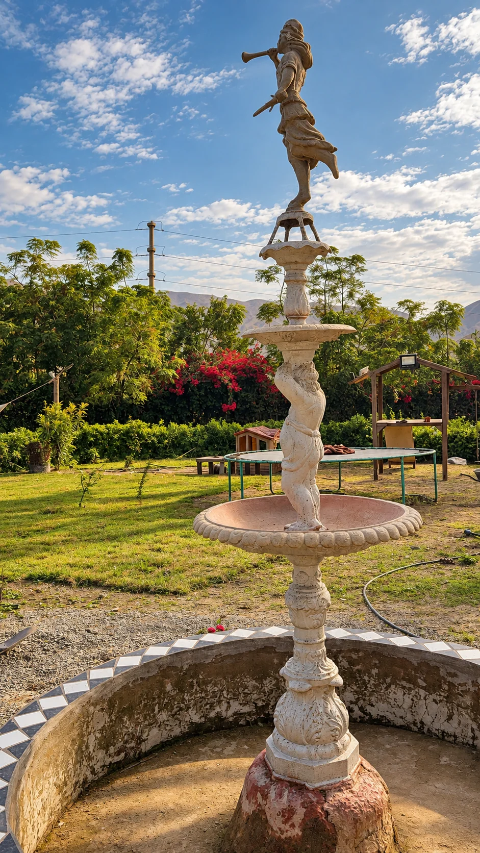 Pileta ornamental de cantería clásica en el jardín central de Villa Marvalle